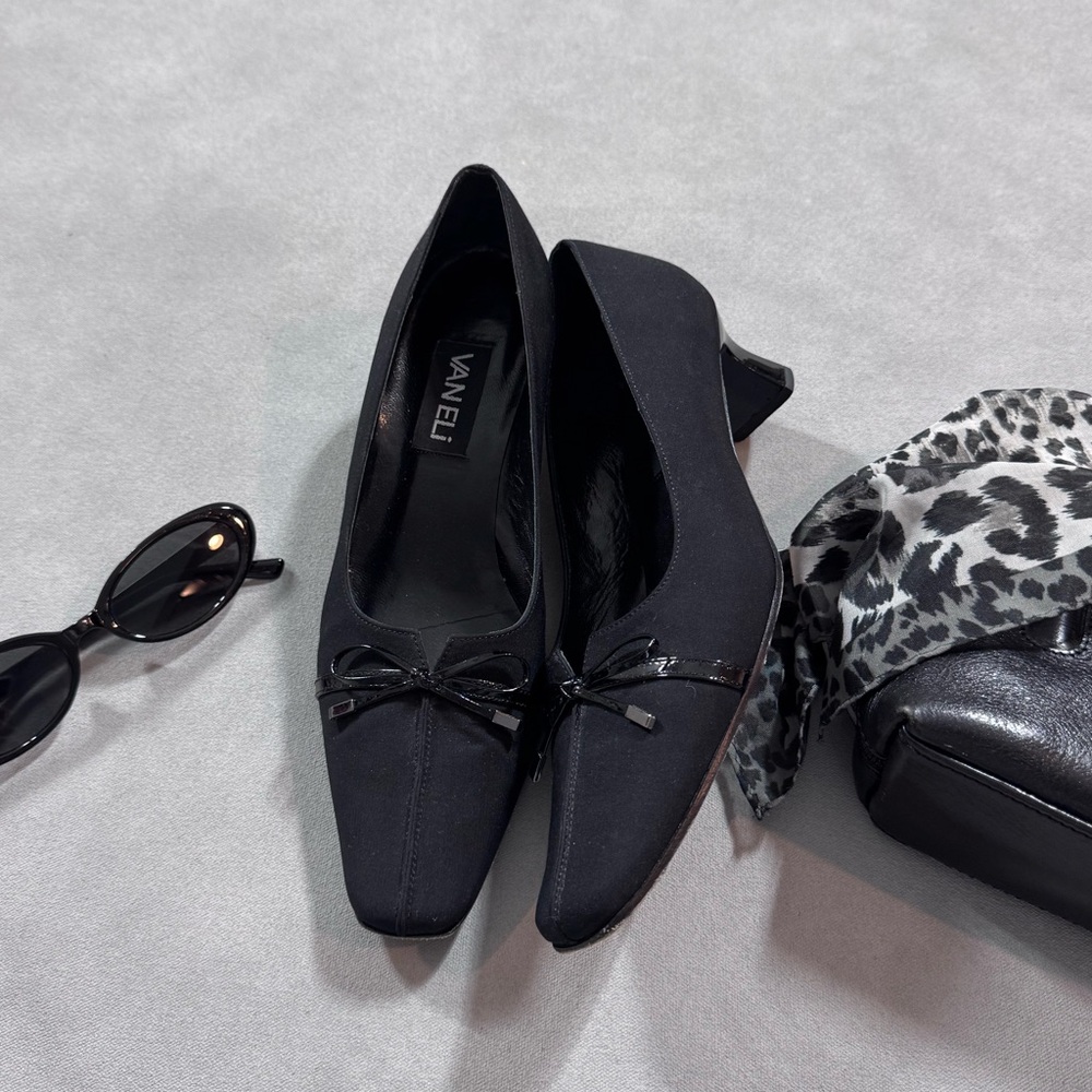 KITTEN HEEL BLACK BOW HEELS